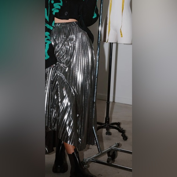 Dressed in LALA Metallic Silver Maxi Skirt W/ pockets, NWT! - Picture 3 of 3